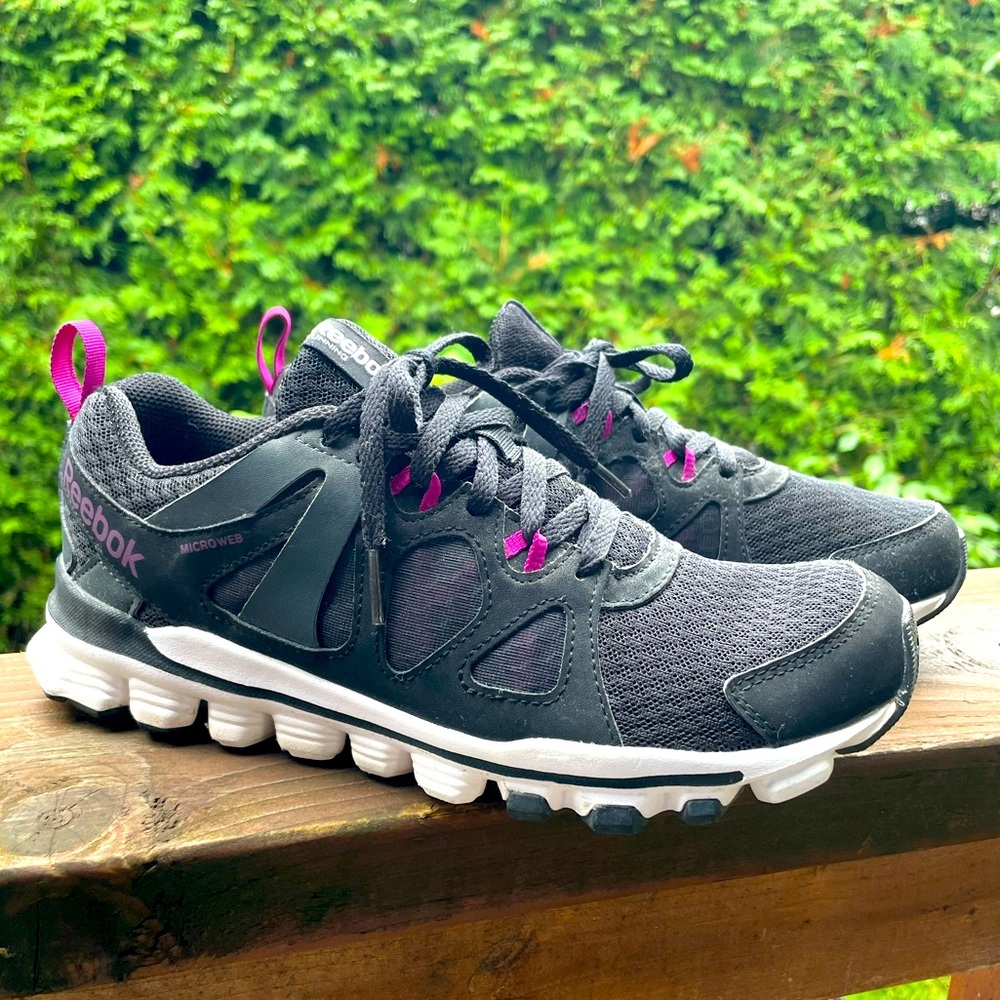 Reebok size 7 women running shoes black and fushia